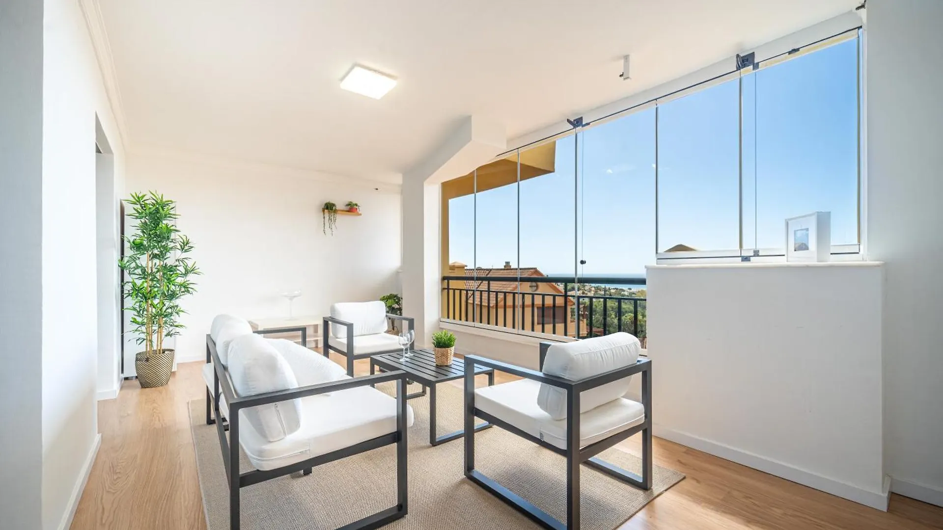 Wonderful Golf & Beach Apartment With Front Seaview And Pool Benalmádena